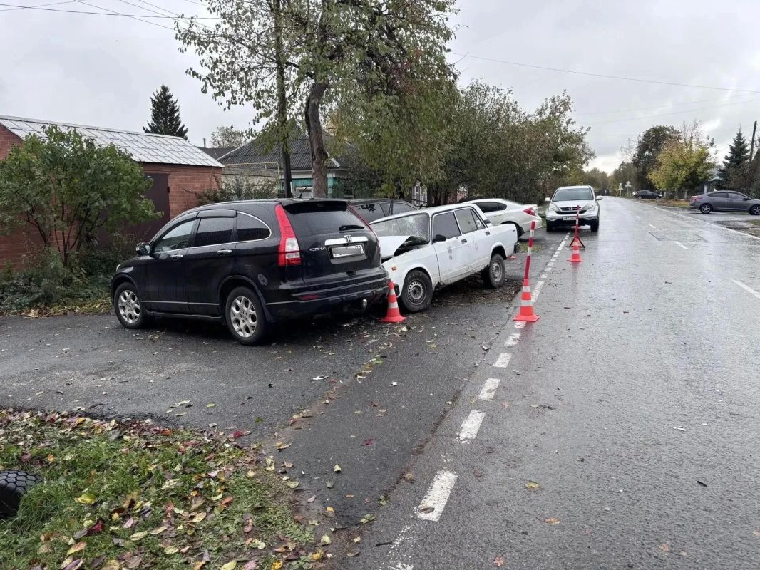 В Тюмени пьяный водитель без прав врезался в два припаркованных автомобиля В Тюмени пьяный водитель без прав врезался в два припаркованных автомобиля