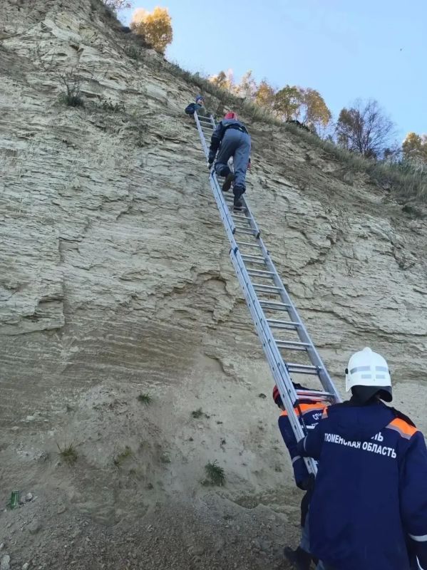 Спасатели ТОСЭР эвакуировали двух пострадавших с крутого склона в Тобольске