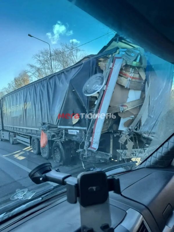 Кабина сгорела дотла: две фуры попали в серьезное ДТП на Московском тракте под Тюменью Кабина сгорела дотла: две фуры попали в серьезное ДТП на Московском тракте под Тюменью