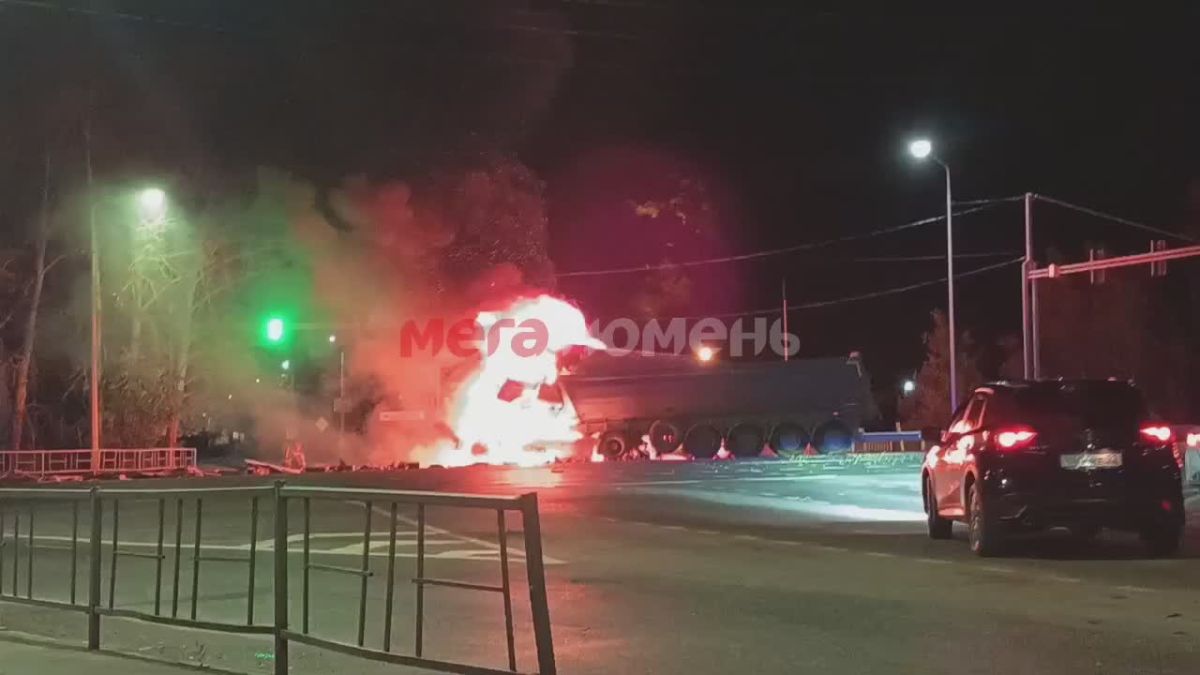 Кабина сгорела дотла: две фуры попали в серьезное ДТП на Московском тракте под Тюменью