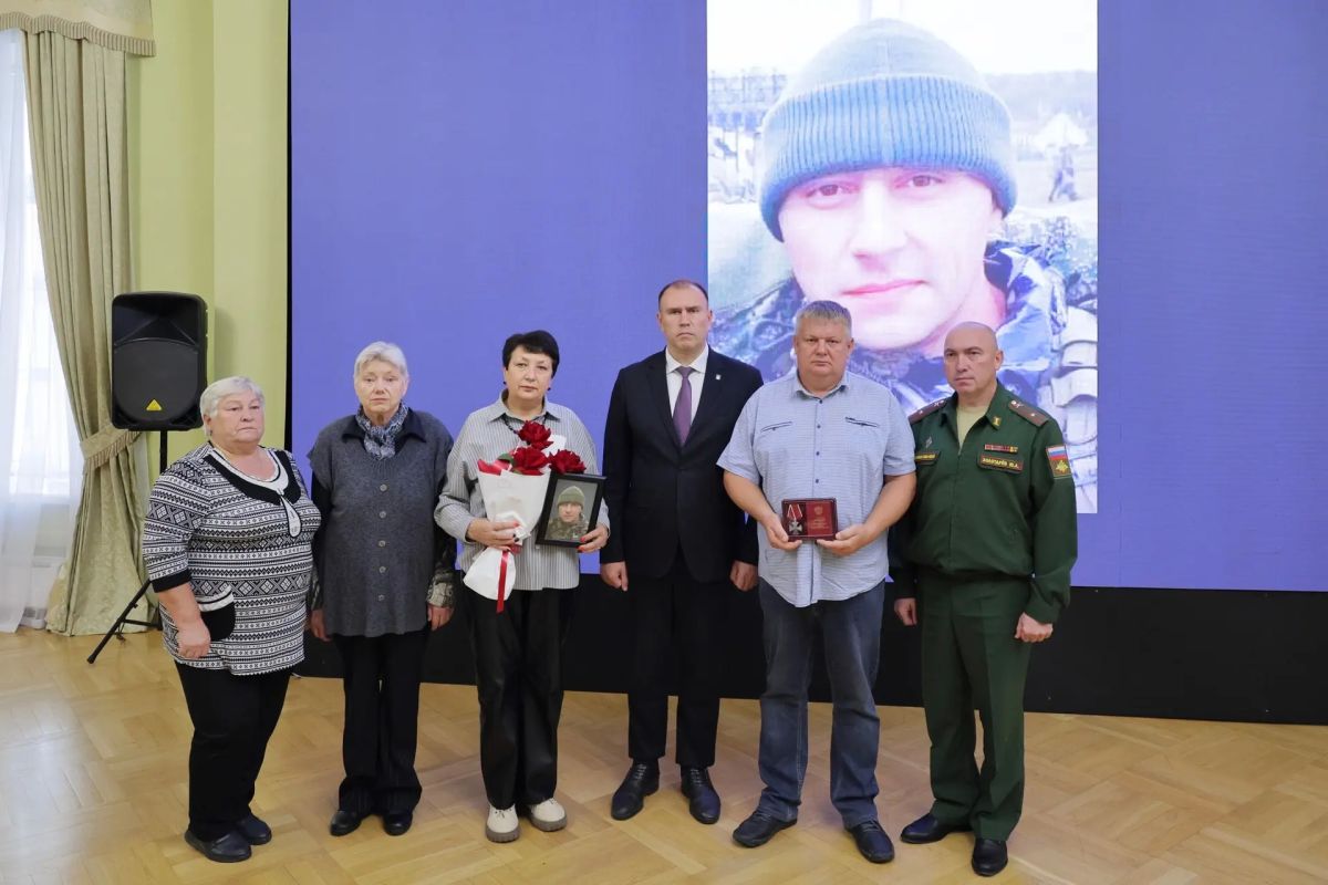 Сегодня с глубокой скорбью мы передали государственные награды семьям наших земляков, погибших при исполнении воинского долга Сегодня с глубокой скорбью мы передали государственные награды семьям наших земляков, погибших при исполнении воинского долга