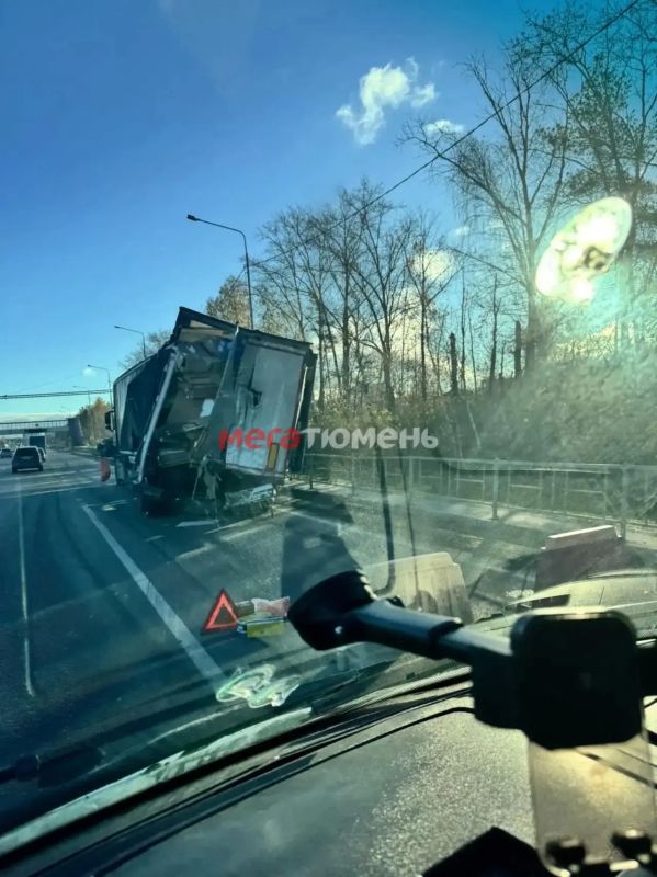 Кабина сгорела дотла: две фуры попали в серьезное ДТП на Московском тракте под Тюменью Кабина сгорела дотла: две фуры попали в серьезное ДТП на Московском тракте под Тюменью