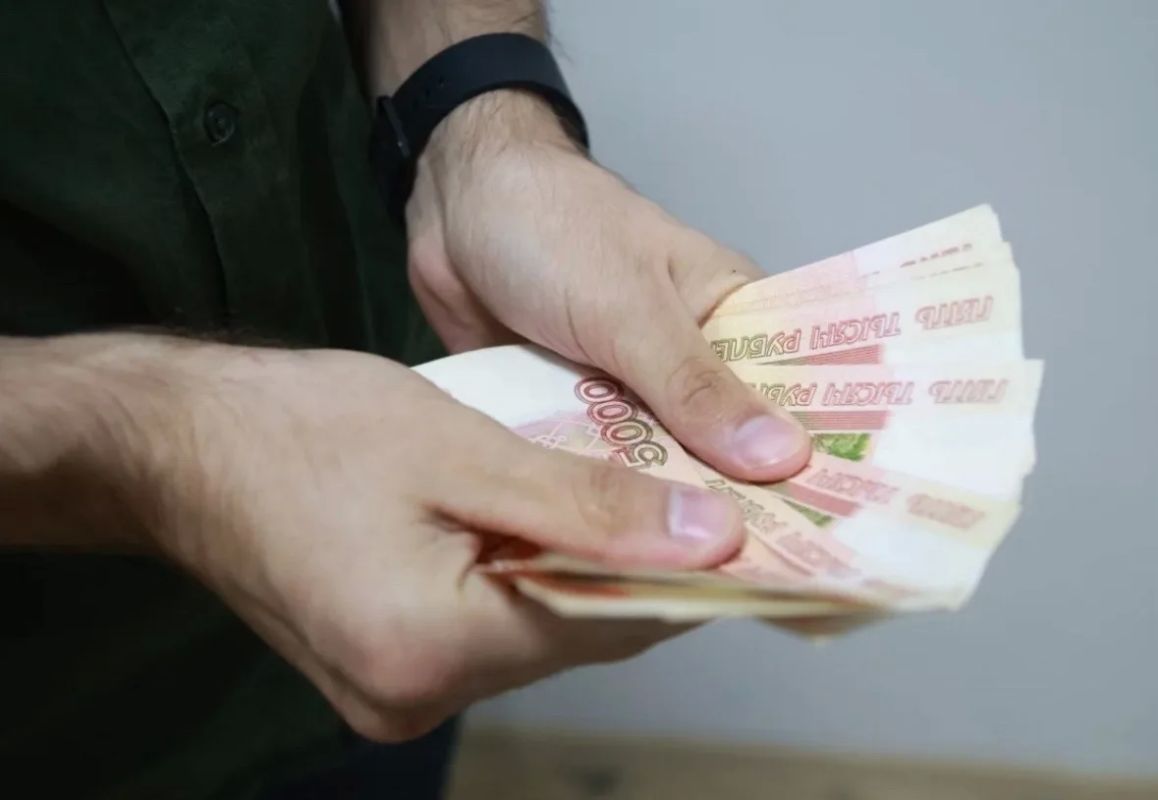 Кому в Тюменской области готовы платить до 250 тысяч: список профессий