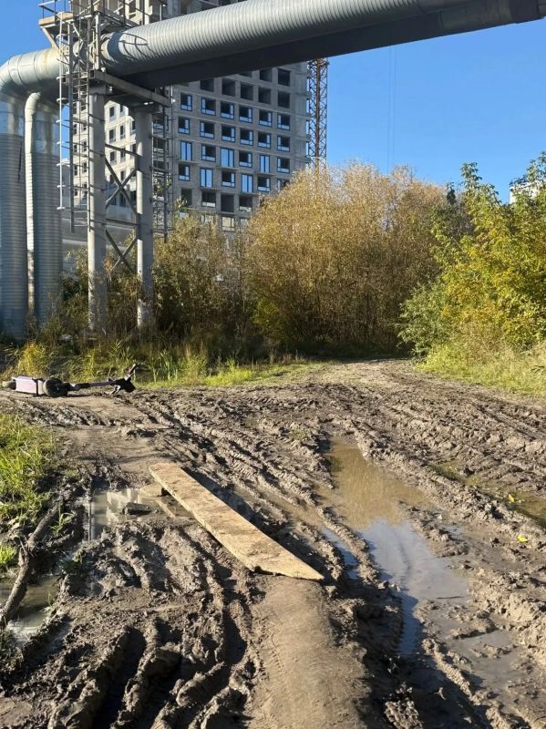 Сотни тюменцев утопают в глине по дороге домой Сотни тюменцев утопают в глине по дороге домой