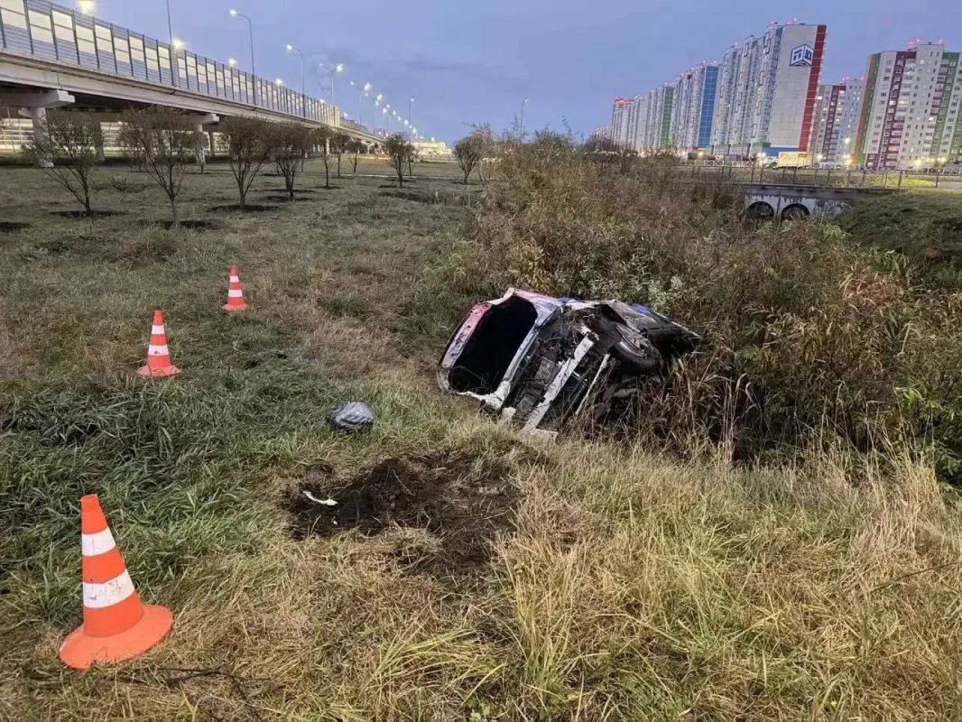 Водитель каршерингового авто, которое обнаружили тюменцы в овраге, скрылся с места аварии Водитель каршерингового авто, которое обнаружили тюменцы в овраге, скрылся с места аварии