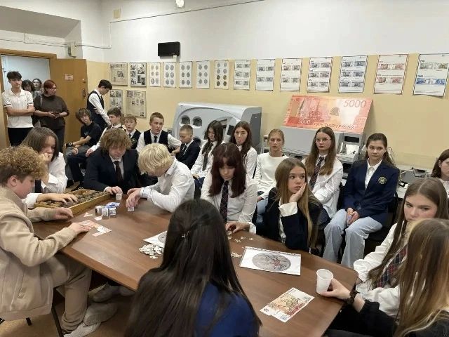 Путешествие в прошлое: ребята гимназии № 16 города Тюмени побывали на экскурсии в отделении Центрального банка по Тюменской области