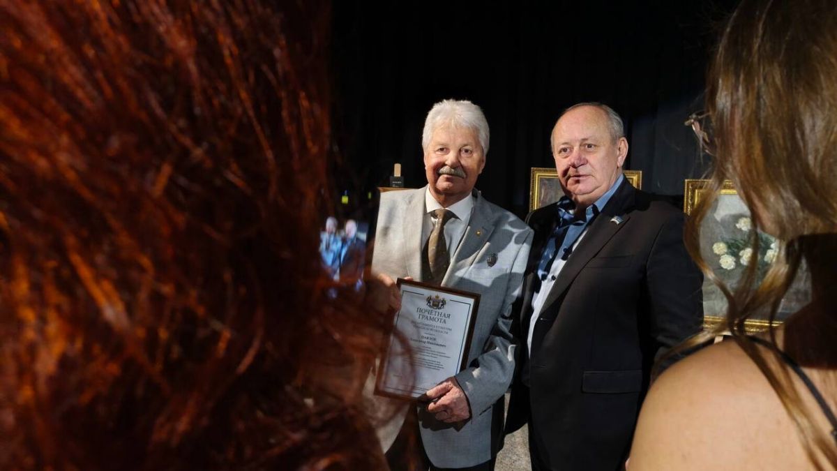 180 работ предсталены на выставке в честь 75-летия тюменского художника Александра Павлова 180 работ предсталены на выставке в честь 75-летия тюменского художника Александра Павлова