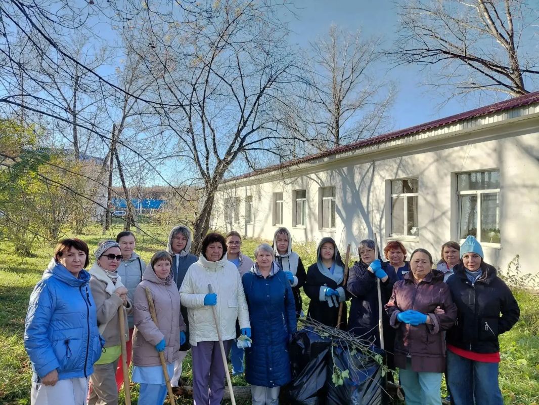 Медики — за чистый город!. Сотрудники Тобольской больницы ФГБУЗ ЗСМЦ ФМБА России провели субботник на территории своего учреждения