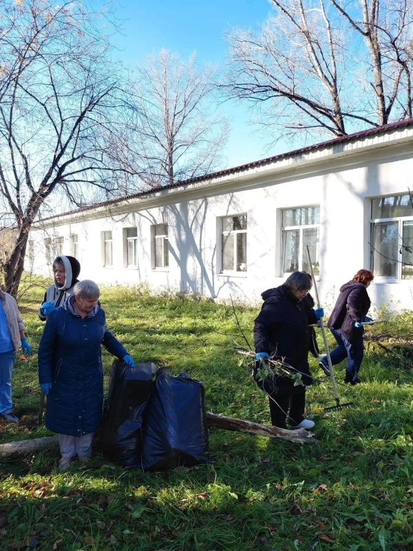 Медики — за чистый город!. Сотрудники Тобольской больницы ФГБУЗ ЗСМЦ ФМБА России провели субботник на территории своего учреждения Медики — за чистый город!. Сотрудники Тобольской больницы ФГБУЗ ЗСМЦ ФМБА России провели субботник на территории своего учреждения