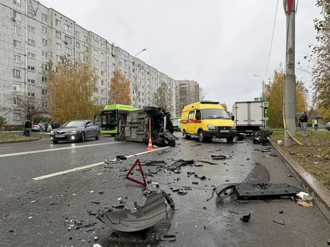 Массовое ДТП в Тюмени унесло жизнь женщины Сегодня днем на улице 30 лет Победы столкнулись «Чанган», «Форд», «Ниссан» и «Газель» Массовое ДТП в Тюмени унесло жизнь женщины Сегодня днем на улице 30 лет Победы столкнулись «Чанган», «Форд», «Ниссан» и «Газель»