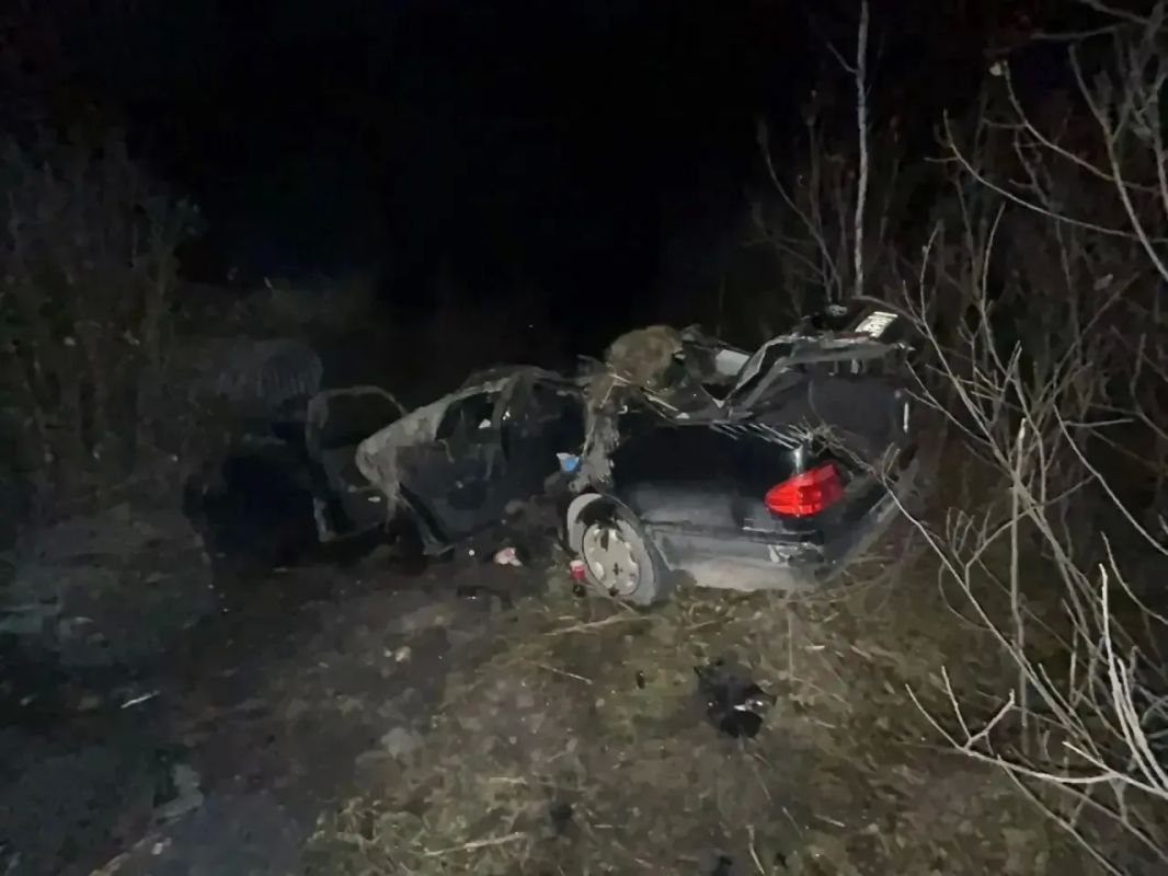 «Мерседес» опрокинулся в кювет: водитель легковушки погиб на месте аварии
