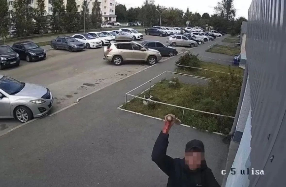 Тюменец разбил Hyundai за 1,4 млн рублей во дворе дома на Беловежской
