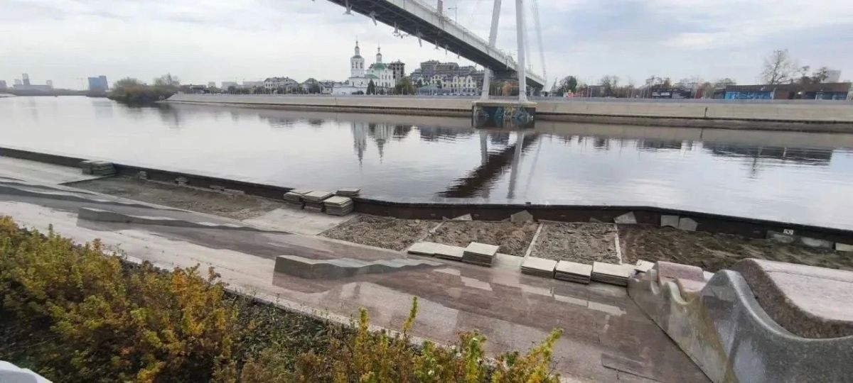 Набережную у моста Влюблённых ремонтируют