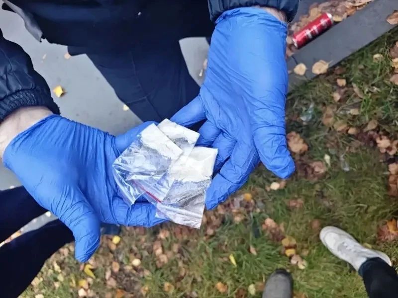 В дневное время сотрудники патрульно-постовой службы полиции, находясь на маршруте патрулирования, на улице Малыгина обратили внимание на гражданина, который вел себя подозрительно – озирался по сторонам и пытался удалиться... В дневное время сотрудники патрульно-постовой службы полиции, находясь на маршруте патрулирования, на улице Малыгина обратили внимание на гражданина, который вел себя подозрительно – озирался по сторонам и пытался удалиться...