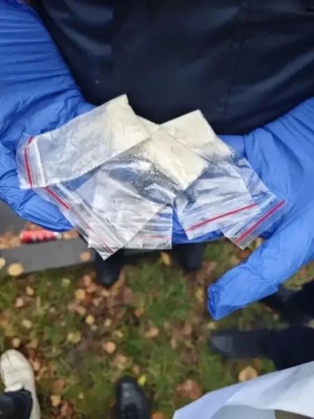 В дневное время сотрудники патрульно-постовой службы полиции, находясь на маршруте патрулирования, на улице Малыгина обратили внимание на гражданина, который вел себя подозрительно – озирался по сторонам и пытался удалиться... В дневное время сотрудники патрульно-постовой службы полиции, находясь на маршруте патрулирования, на улице Малыгина обратили внимание на гражданина, который вел себя подозрительно – озирался по сторонам и пытался удалиться...