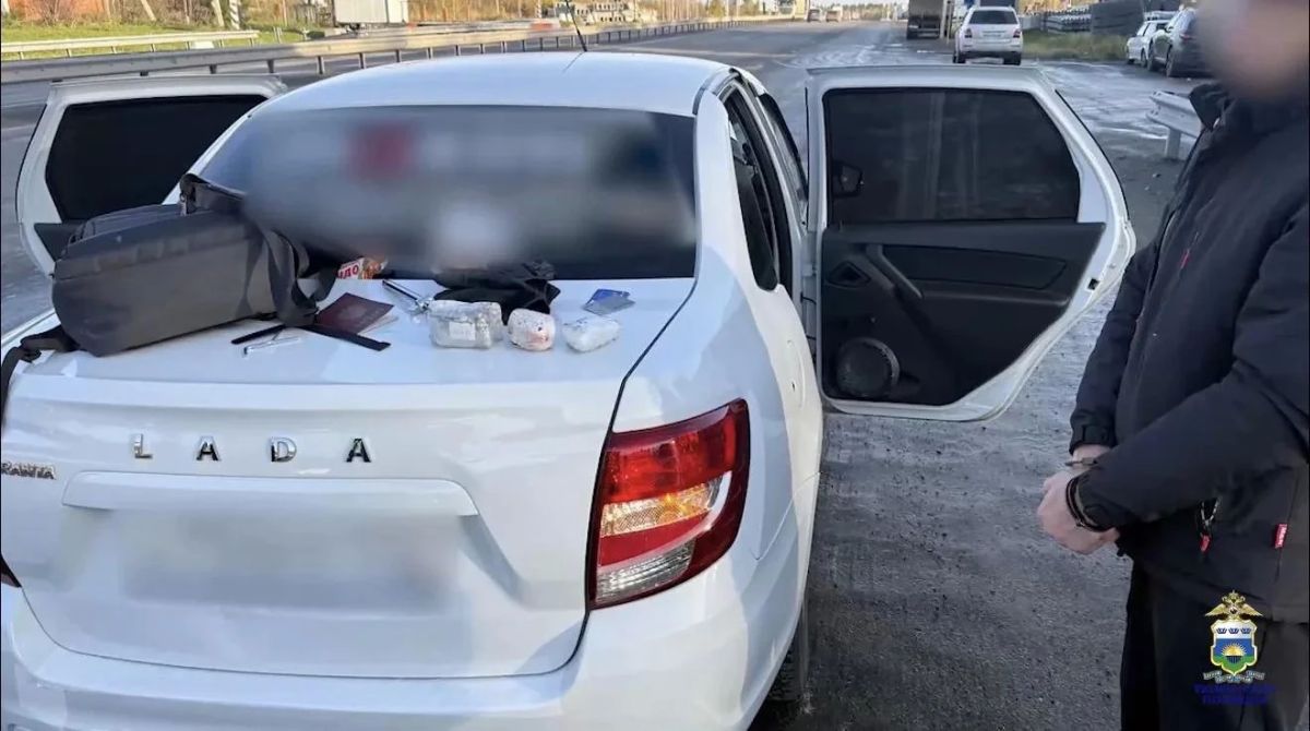 Пассажир в такси вез крупную партию наркотиков: его поймали тюменские автоинспекторы на трассе в сторону Югры
