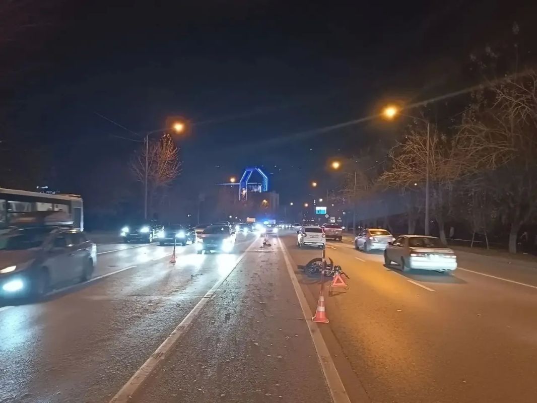 В Тюмени школьник на питбайке сбил пешехода, в больнице оба В Тюмени школьник на питбайке сбил пешехода, в больнице оба