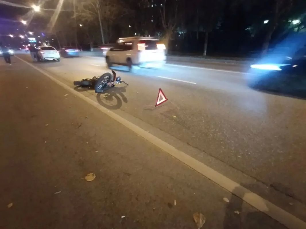 В Тюмени школьник на питбайке сбил пешехода, в больнице оба В Тюмени школьник на питбайке сбил пешехода, в больнице оба