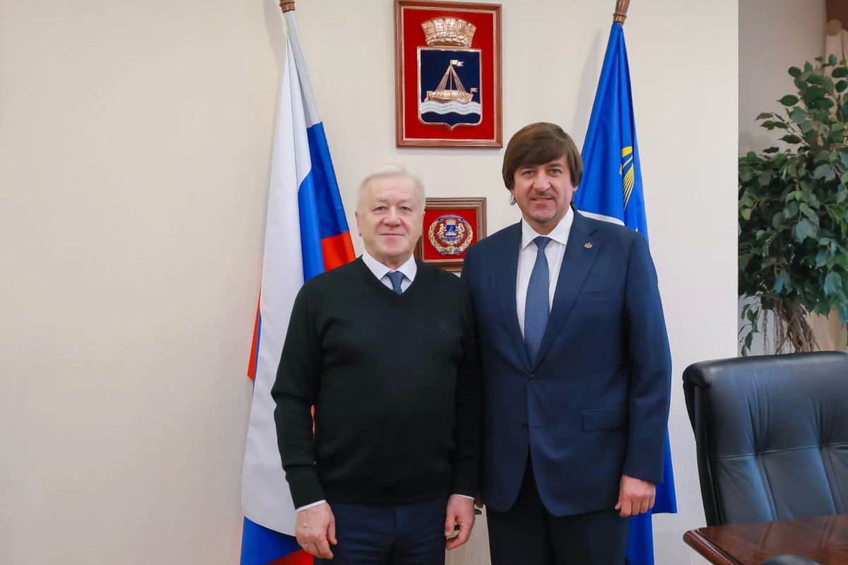 Максим Афанасьев: От всей души поздравил с днём рождения Владимира Петровича Казанцева — председателя Счётной палаты города Тюмени!