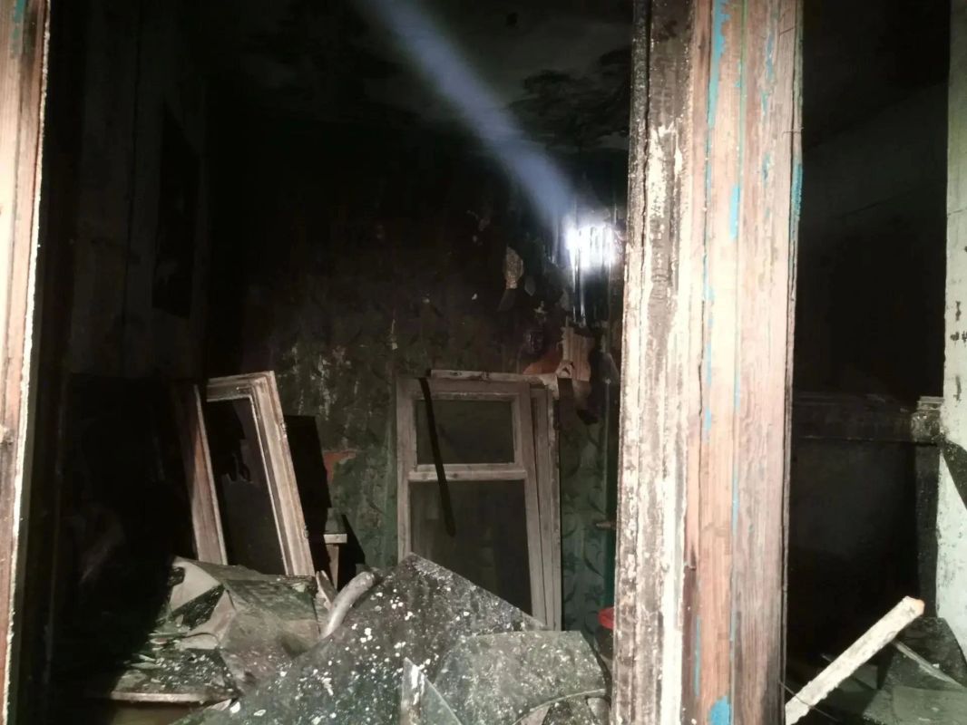 В Тюменском округе пожарные спасли из огня четырёх человек, трое из них — дети В Тюменском округе пожарные спасли из огня четырёх человек, трое из них — дети