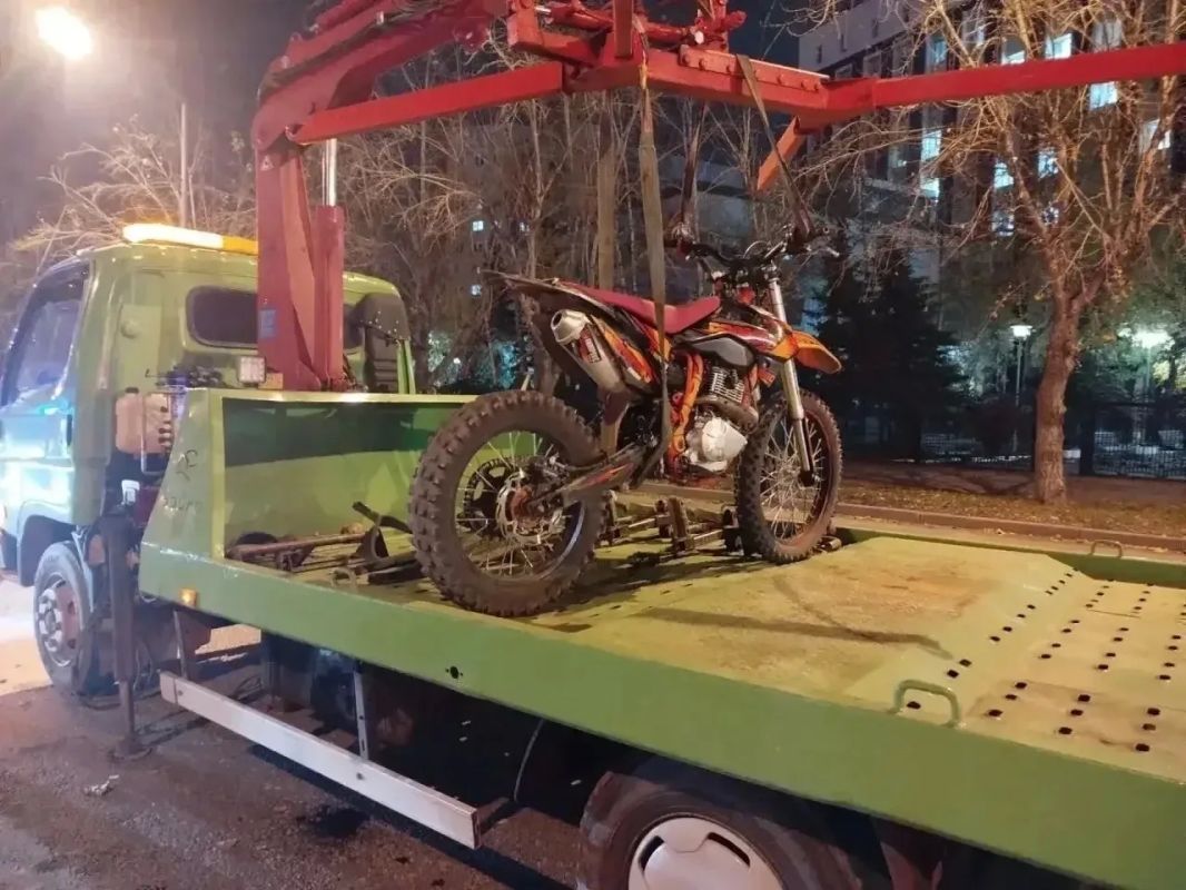 В Тюмени школьник без прав на питбайке сбил мужчину: пострадали оба В Тюмени школьник без прав на питбайке сбил мужчину: пострадали оба