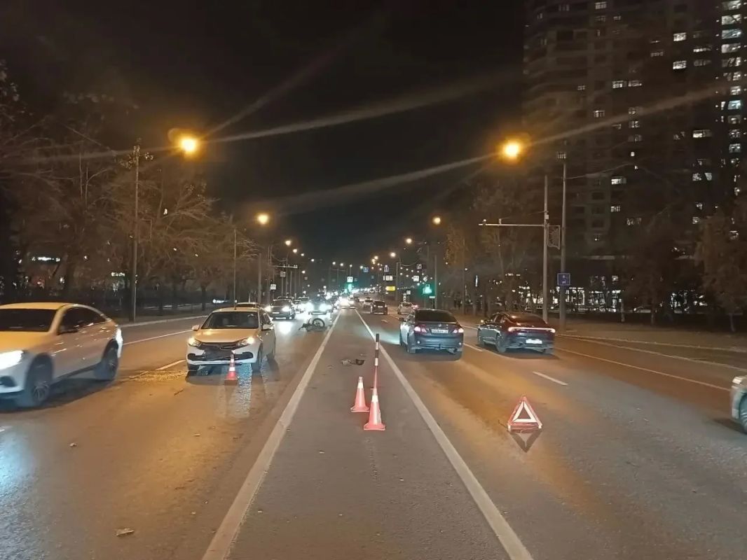 В Тюмени школьник на питбайке сбил пешехода, в больнице оба В Тюмени школьник на питбайке сбил пешехода, в больнице оба