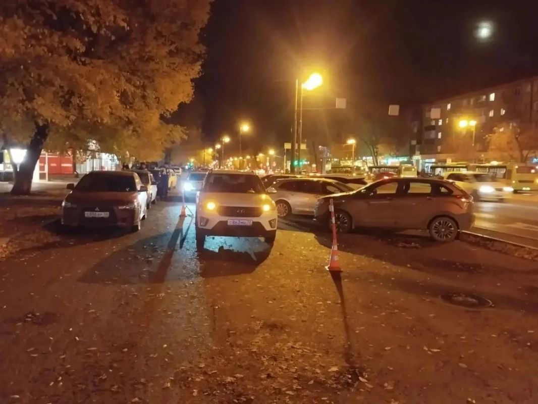 В Тюмени на парковке по адресу ул. Республики, 155 произошло ДТП: автомобиль «Хендэ» сбил женщину и её 4летнюю дочь