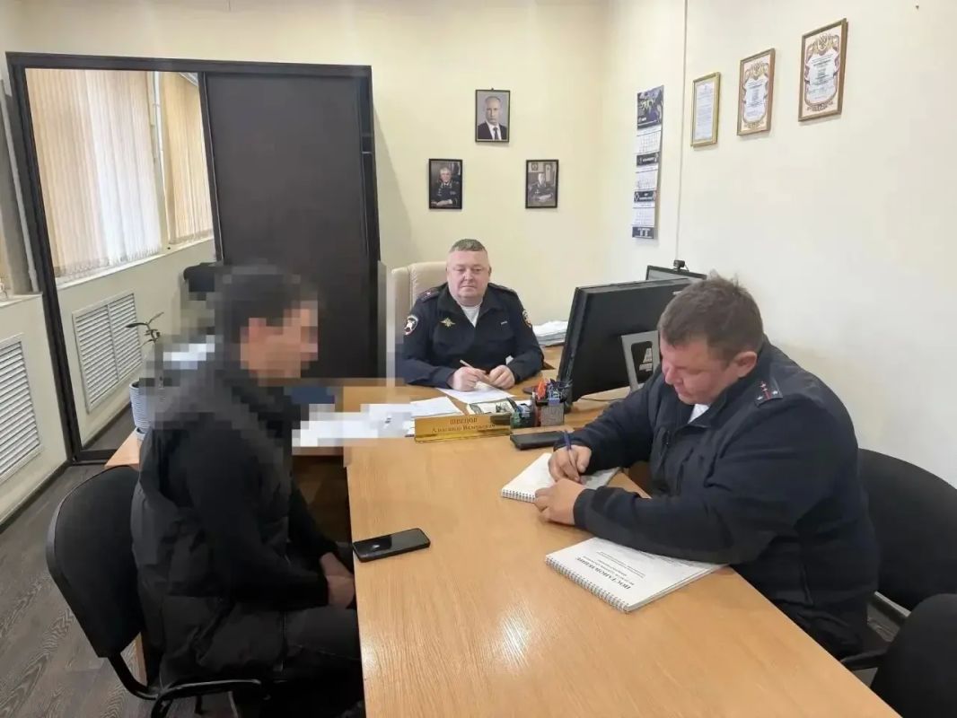 Пассажир по городу, сидя на двери автомобиля