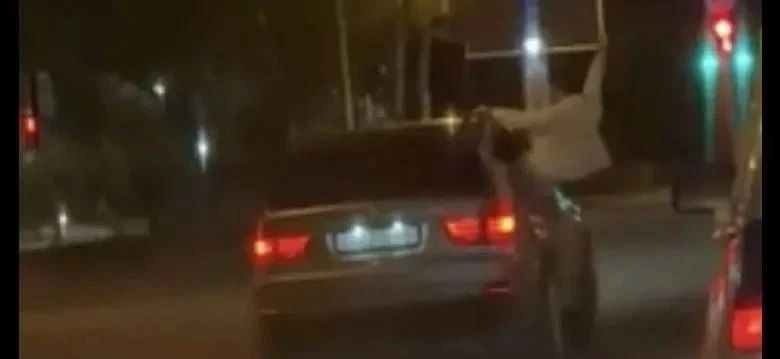В Тюмени автоинспекторы привлекли к административной ответственности водителя BMW: пассажир автомобиля ехал вне кабины — он вылез через окно во время движения по улице Республики