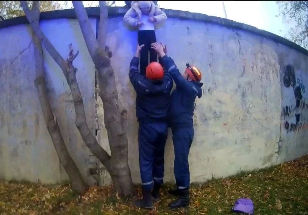 В Тюмени спасатели помогли юной «альпинистке»