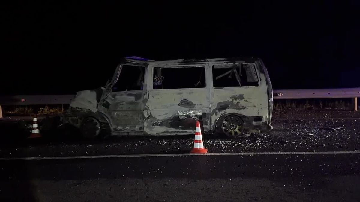 Семь человек погибли в страшной аварии на тюменской трассе «смерти» Трагедия, унесшая жизни сразу 7-ми человек, произошла на 276-м километр трассы Тюмень — Ханты-Мансийск около полуночи Минивэн «Фольксваген Каравелла» въехал...