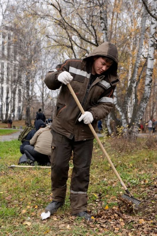 Чистота начинается с нас!. Сотрудники Тобольского ПАТП вышли на уборку сквера Михайлова Чистота начинается с нас!. Сотрудники Тобольского ПАТП вышли на уборку сквера Михайлова