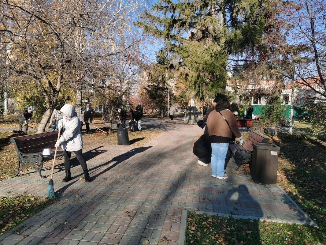 Осенний день с пользой.. Несмотря на прохладную погоду, сотрудники департамента имущественных отношений Администрации города Тюмени собрались дружной компанией, чтобы навести красоту на территории сквера «Мама» Осенний день с пользой.. Несмотря на прохладную погоду, сотрудники департамента имущественных отношений Администрации города Тюмени собрались дружной компанией, чтобы навести красоту на территории сквера «Мама»