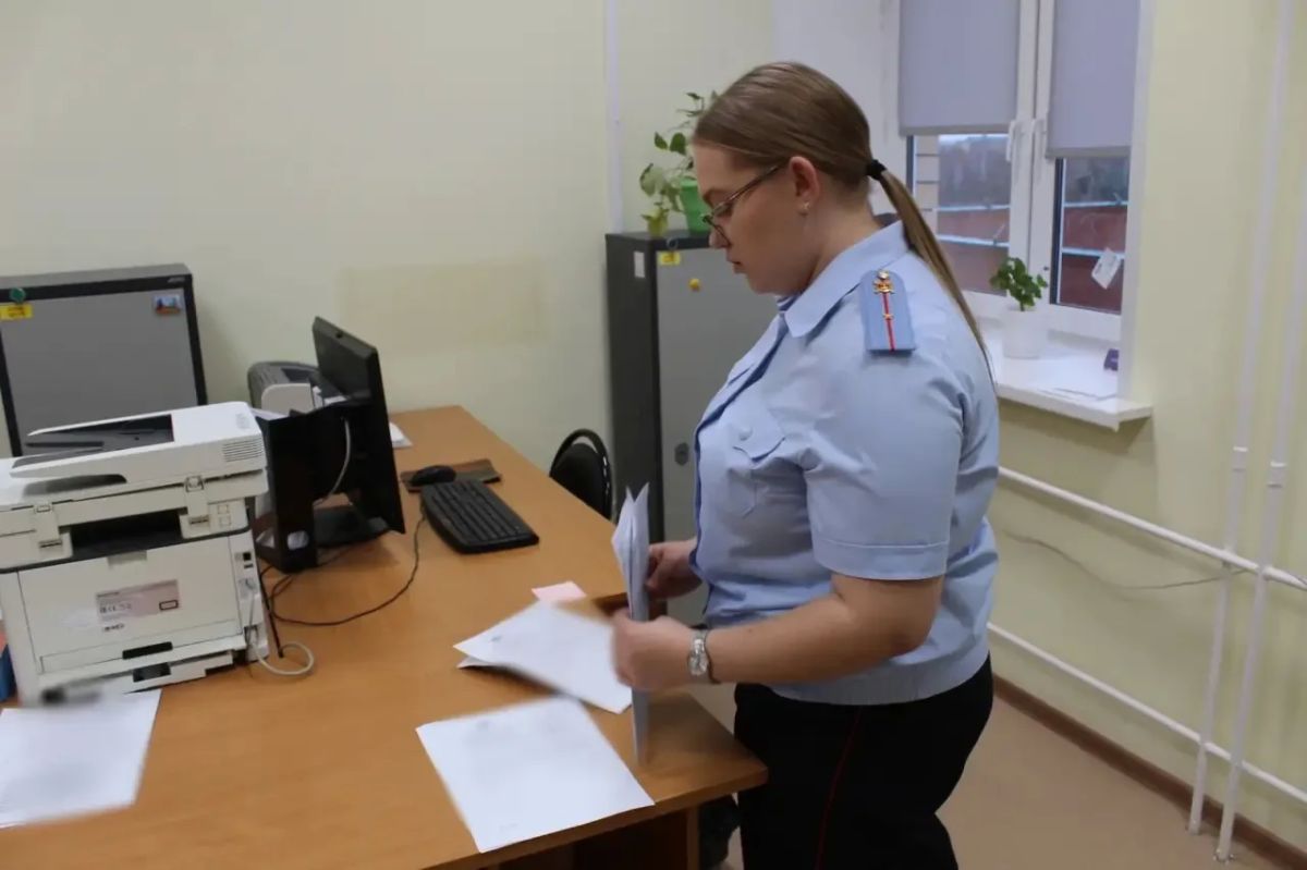 Дознаватель - это сотрудник, который проводит проверку по сообщениям о преступлениях и ведёт уголовные дела Дознаватель - это сотрудник, который проводит проверку по сообщениям о преступлениях и ведёт уголовные дела