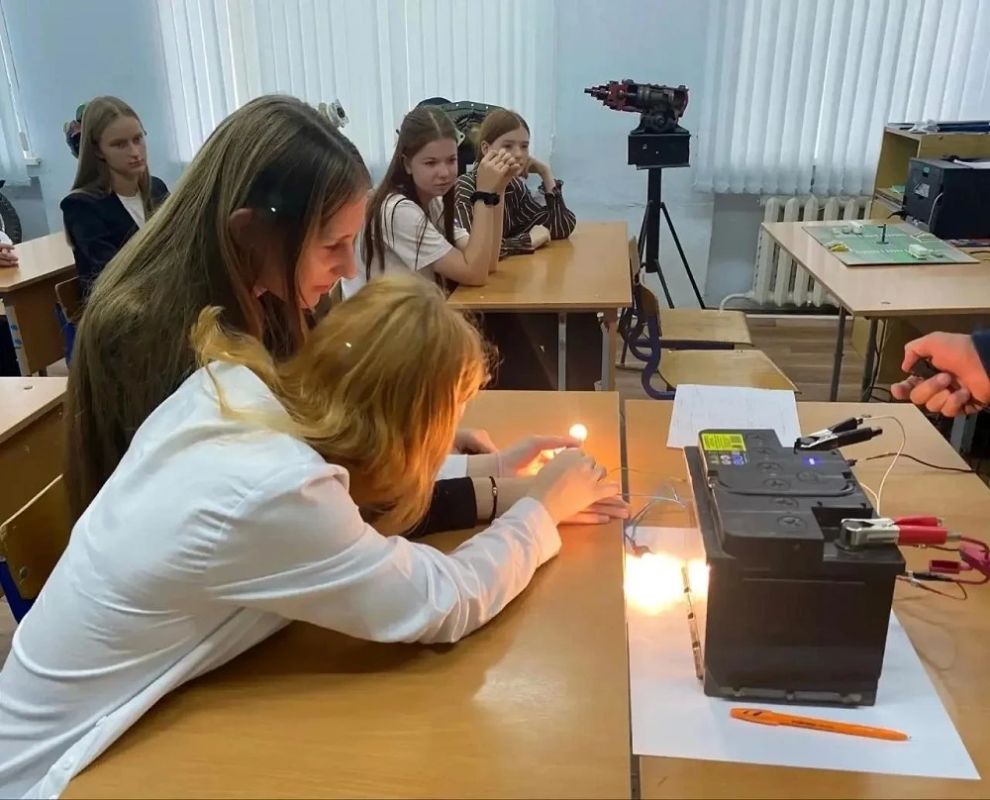 В Ишимском многопрофильном техникуме (отделение в с. Казанское) прошёл день открытых дверей — и старшеклассники не просто посмотрели техникум, а «примерили» профессии на себя В Ишимском многопрофильном техникуме (отделение в с. Казанское) прошёл день открытых дверей — и старшеклассники не просто посмотрели техникум, а «примерили» профессии на себя