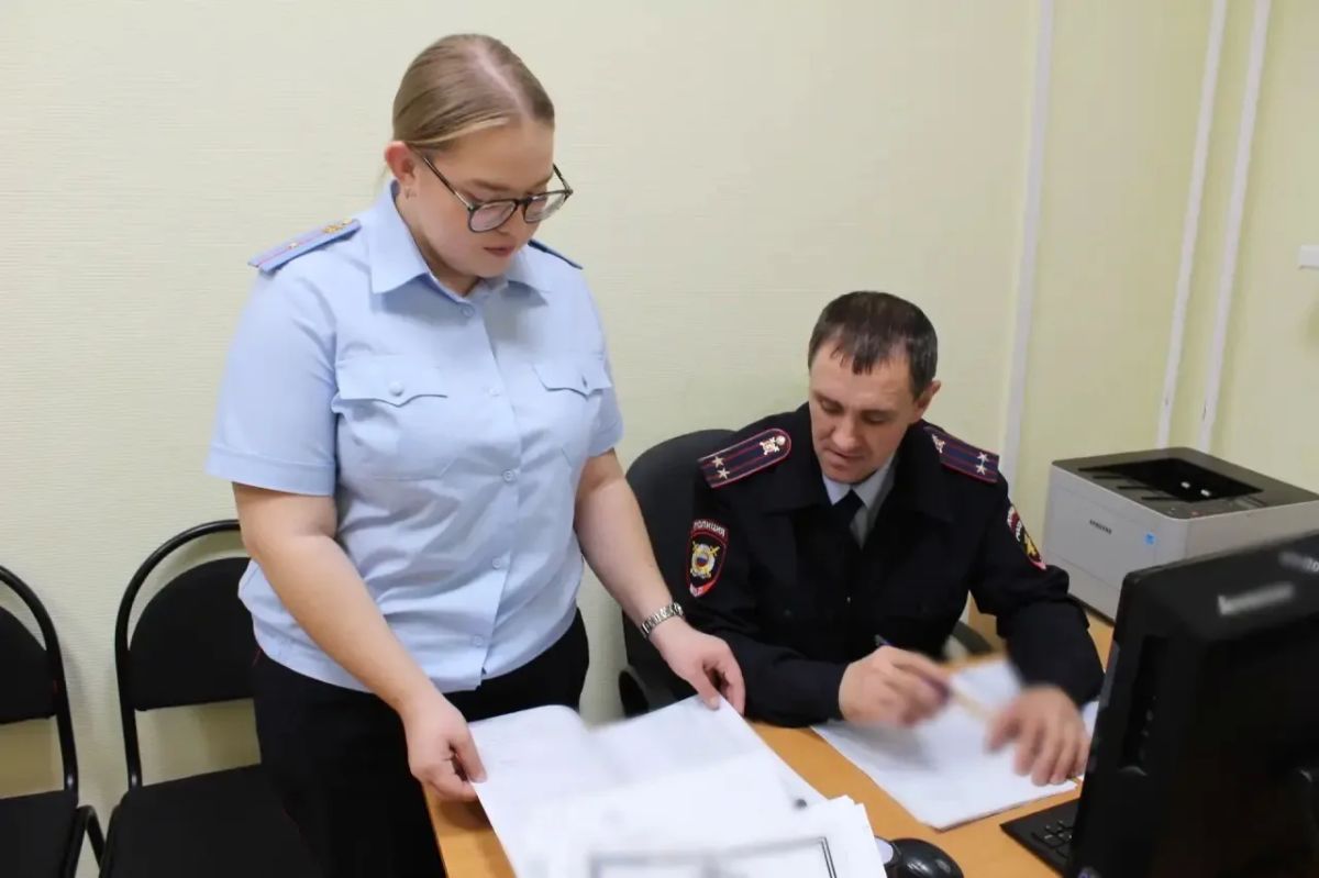 Дознаватель - это сотрудник, который проводит проверку по сообщениям о преступлениях и ведёт уголовные дела Дознаватель - это сотрудник, который проводит проверку по сообщениям о преступлениях и ведёт уголовные дела