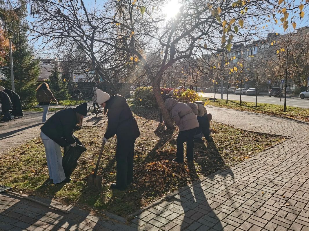 Осенний день с пользой.. Несмотря на прохладную погоду, сотрудники департамента имущественных отношений Администрации города Тюмени собрались дружной компанией, чтобы навести красоту на территории сквера «Мама» Осенний день с пользой.. Несмотря на прохладную погоду, сотрудники департамента имущественных отношений Администрации города Тюмени собрались дружной компанией, чтобы навести красоту на территории сквера «Мама»