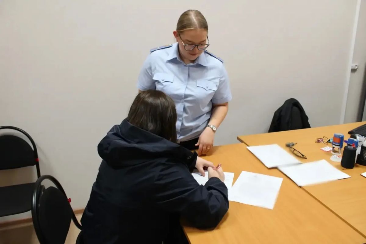 Дознаватель - это сотрудник, который проводит проверку по сообщениям о преступлениях и ведёт уголовные дела Дознаватель - это сотрудник, который проводит проверку по сообщениям о преступлениях и ведёт уголовные дела