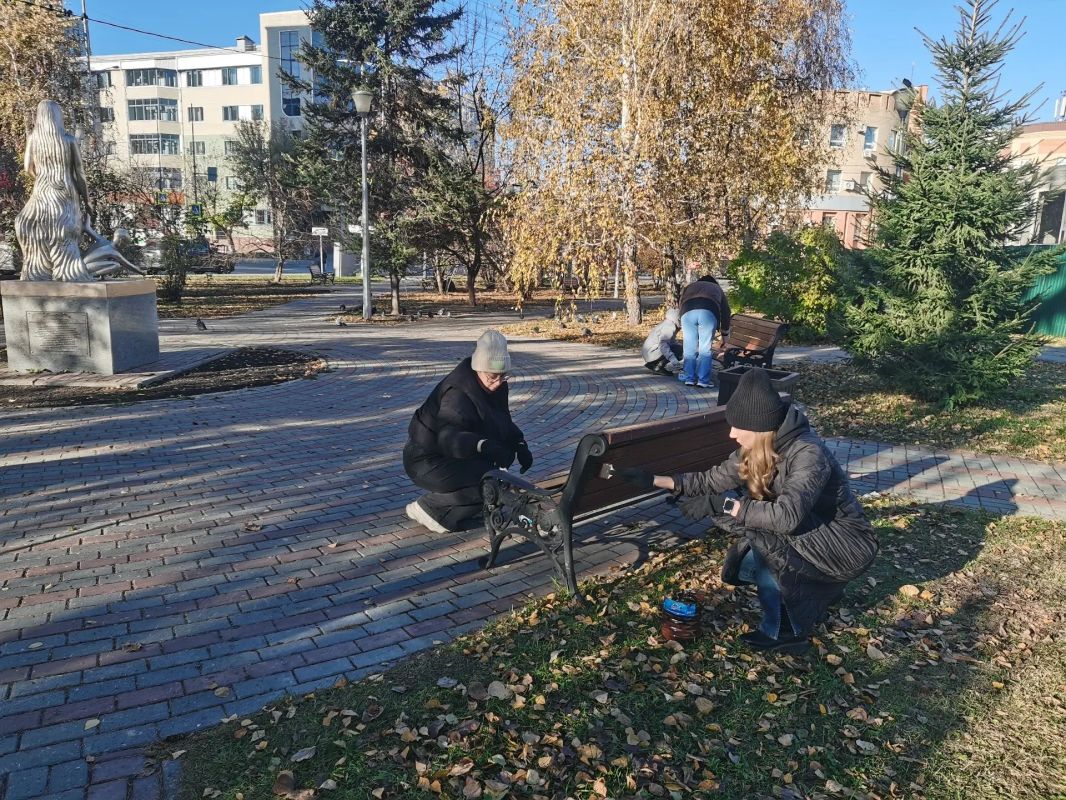 Осенний день с пользой.. Несмотря на прохладную погоду, сотрудники департамента имущественных отношений Администрации города Тюмени собрались дружной компанией, чтобы навести красоту на территории сквера «Мама» Осенний день с пользой.. Несмотря на прохладную погоду, сотрудники департамента имущественных отношений Администрации города Тюмени собрались дружной компанией, чтобы навести красоту на территории сквера «Мама»