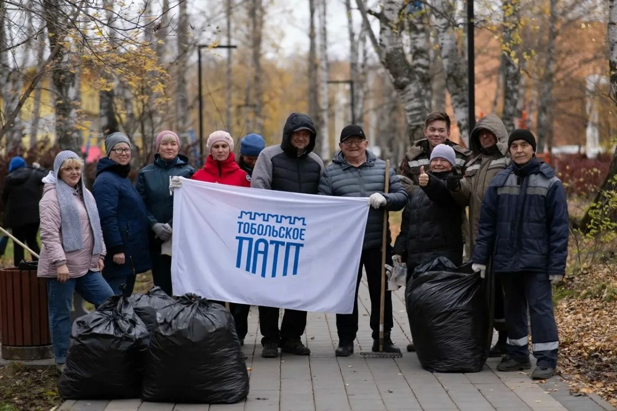 Чистота начинается с нас!. Сотрудники Тобольского ПАТП вышли на уборку сквера Михайлова
