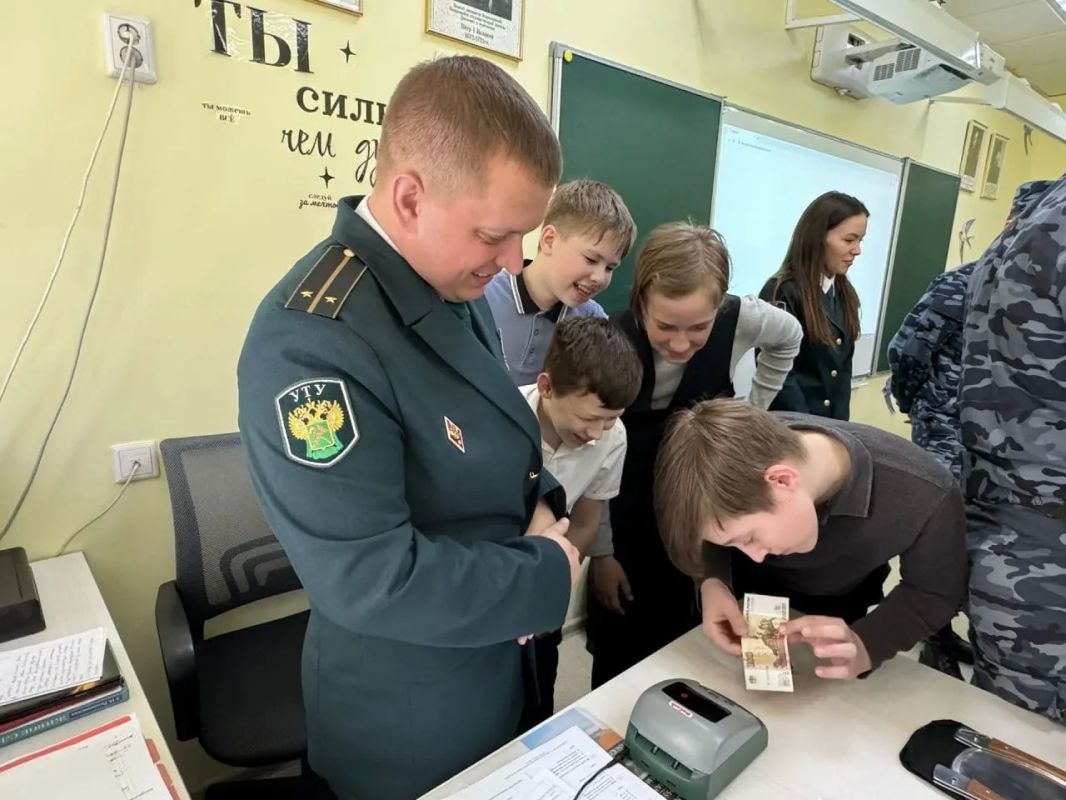 Сегодня свой профессиональный праздник отмечают сотрудники таможни Сегодня свой профессиональный праздник отмечают сотрудники таможни