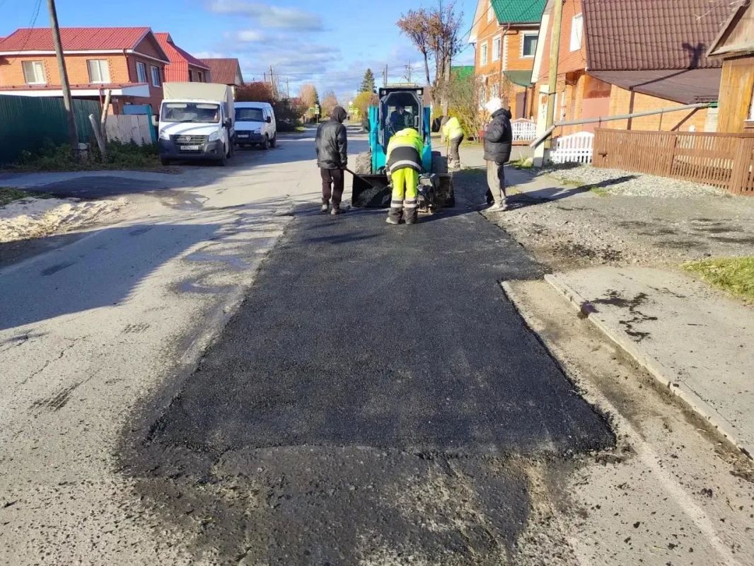 В Калининском округе Тюмени продолжается ямочный ремонт дорог и тротуаров В Калининском округе Тюмени продолжается ямочный ремонт дорог и тротуаров