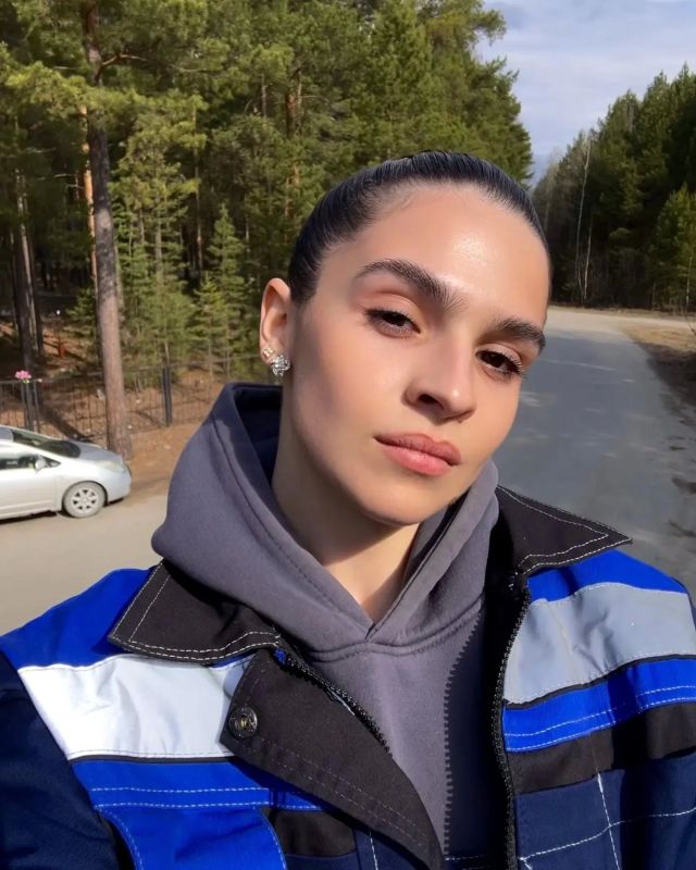 За рулем ломовоза — юная Диана