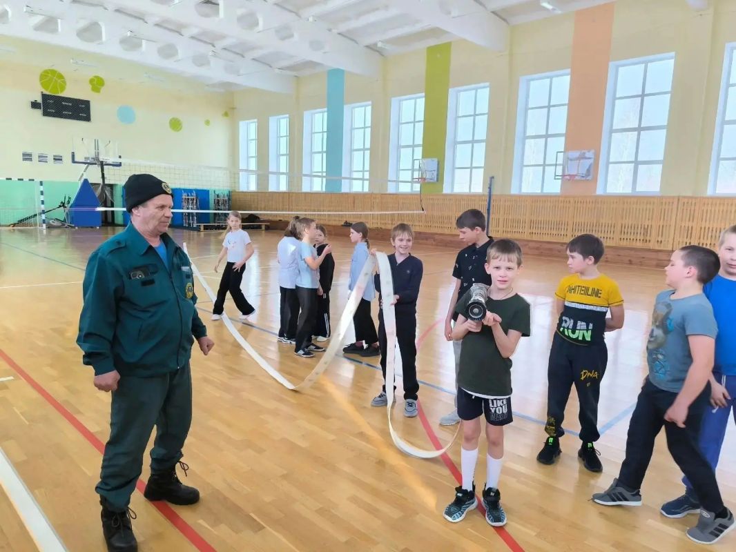 УРОК МУЖЕСТВА В ТОБОЛОВО: БУДУЩИЕ ГЕРОИ В ДЕЙСТВИИ! Накануне осенних каникул школьники села Тоболово встретились с настоящими героями – огнеборцами отдельного поста № 204 Ишимского округа!