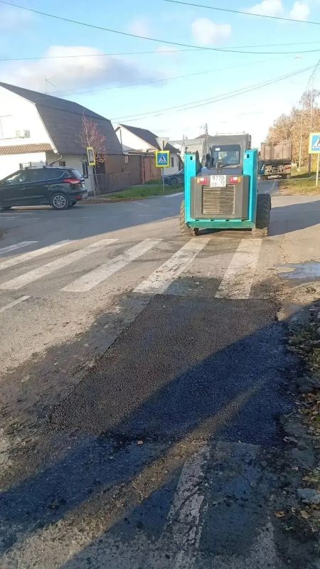 Дороги и тротуары в Калининском округе приводят в порядок Дороги и тротуары в Калининском округе приводят в порядок