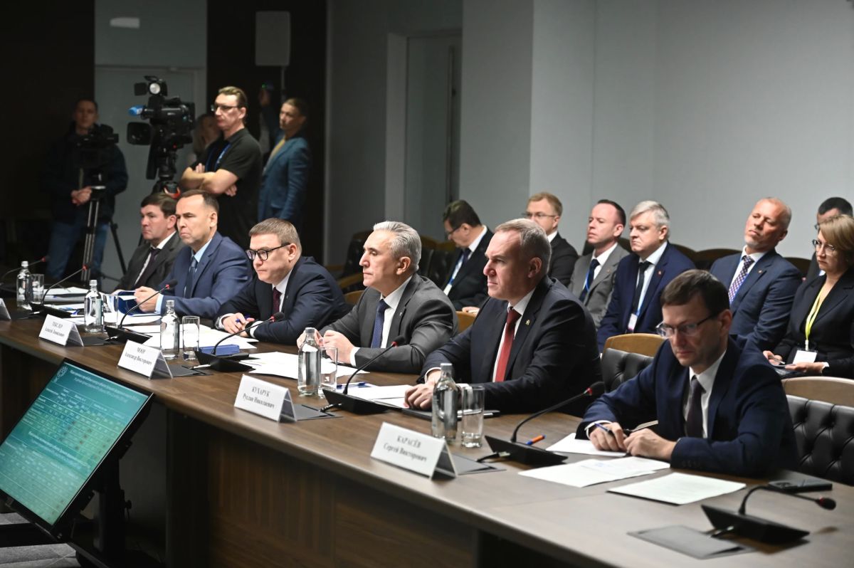 Александр Моор принял участие в заседании Совета при полномочном представителе президента России в УФО