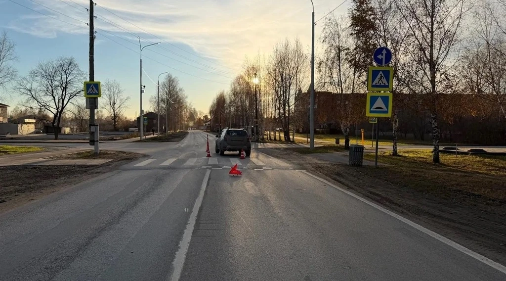 В Тобольске на улице Знаменского случилось ДТП: автомобиль «Рено Дастер» сбил девушку на пешеходном переходе