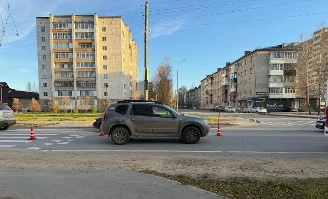 В Тобольске на улице Знаменского случилось ДТП: автомобиль «Рено Дастер» сбил девушку на пешеходном переходе В Тобольске на улице Знаменского случилось ДТП: автомобиль «Рено Дастер» сбил девушку на пешеходном переходе