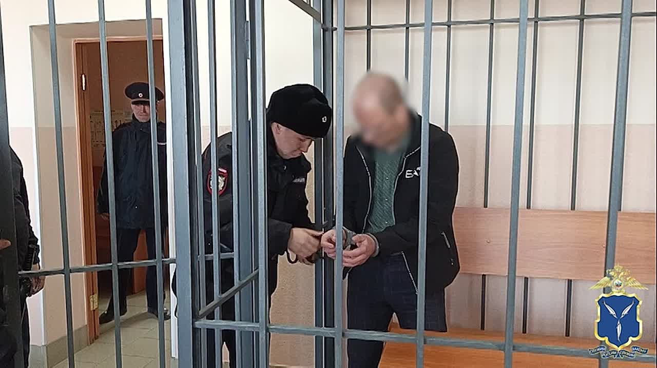 Муляж из нарезанной бумаги, завёрнутый в полотенце, вместо 2,6 млн рублей получил курьер мошенников: в Саратовской области полицейским удалось сорвать планы аферистов и спасти сбережения пенсионерки
