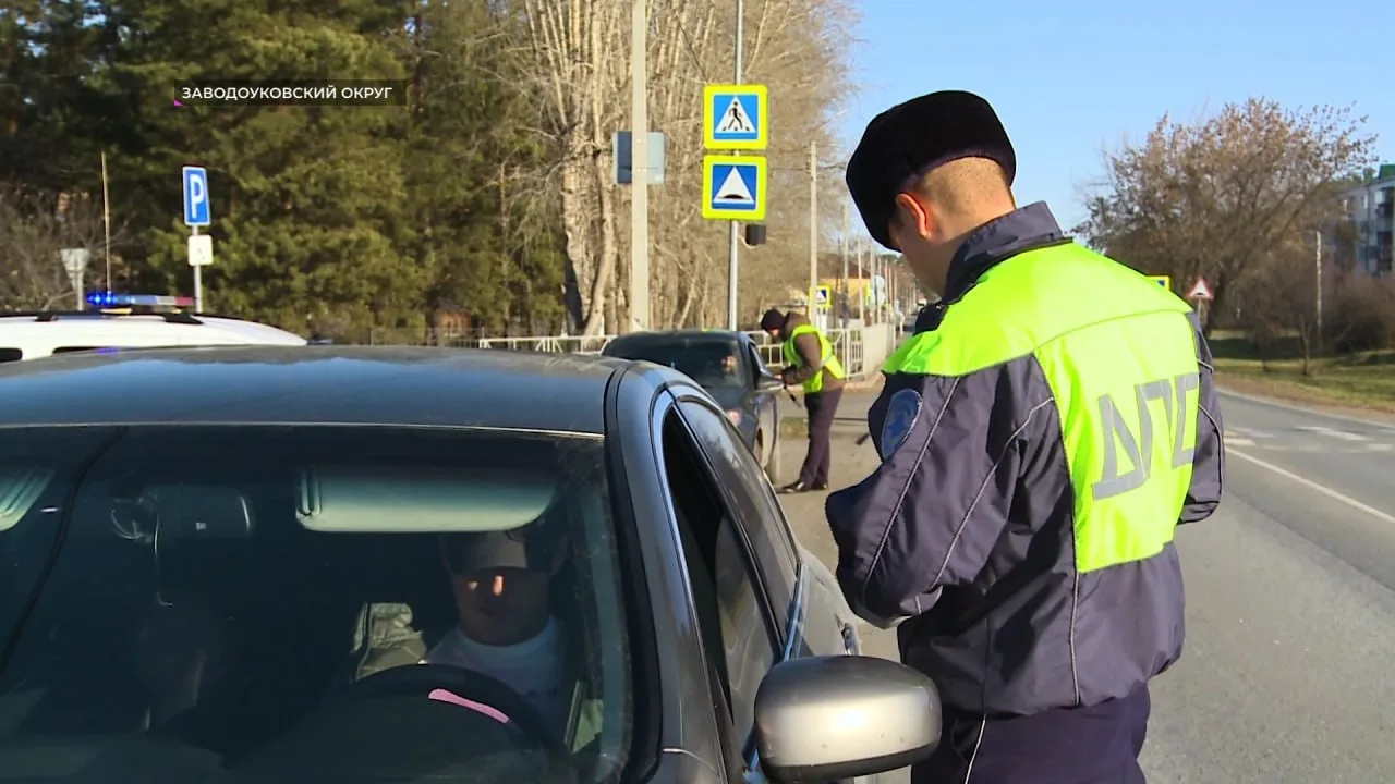 В Заводоуковске сотрудники ГАИ начали готовить водителей к зимнему сезону